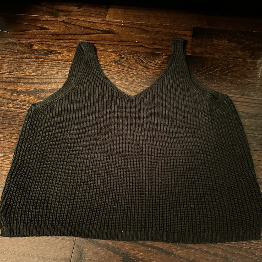 Cropped knit black tank top